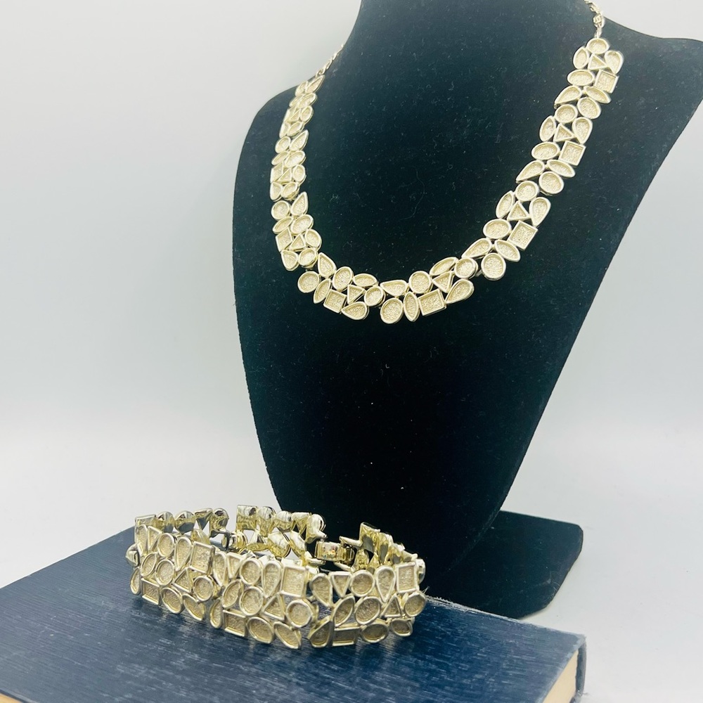 Chunky vintage geometric light gold tone choker collar necklace & bracelet set